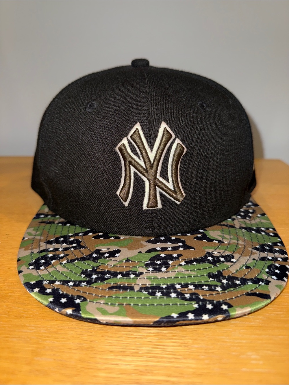 Yankees New Era Black Snapback Cap with Camo Brim